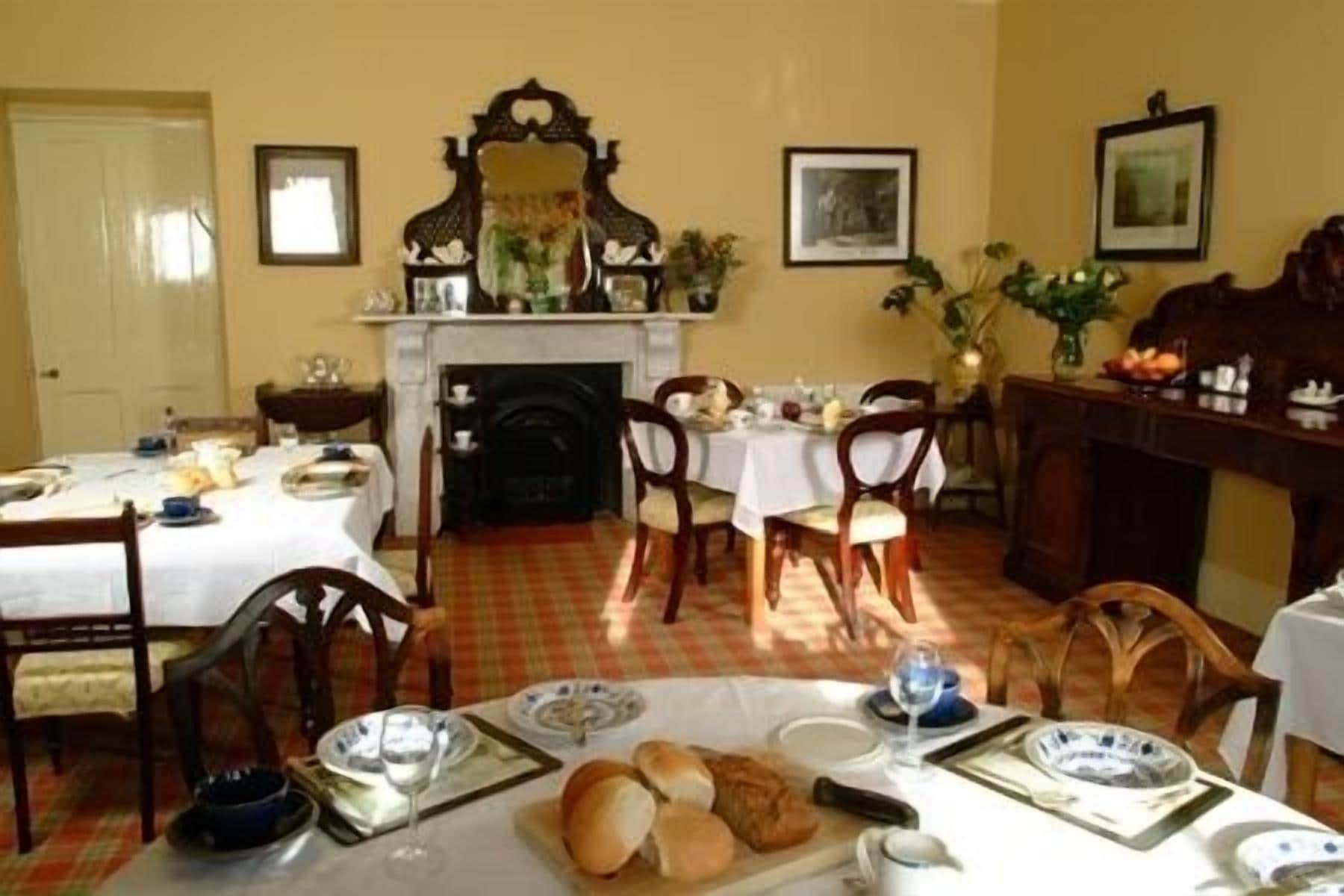 Café da manhã completo grátis todos os dias