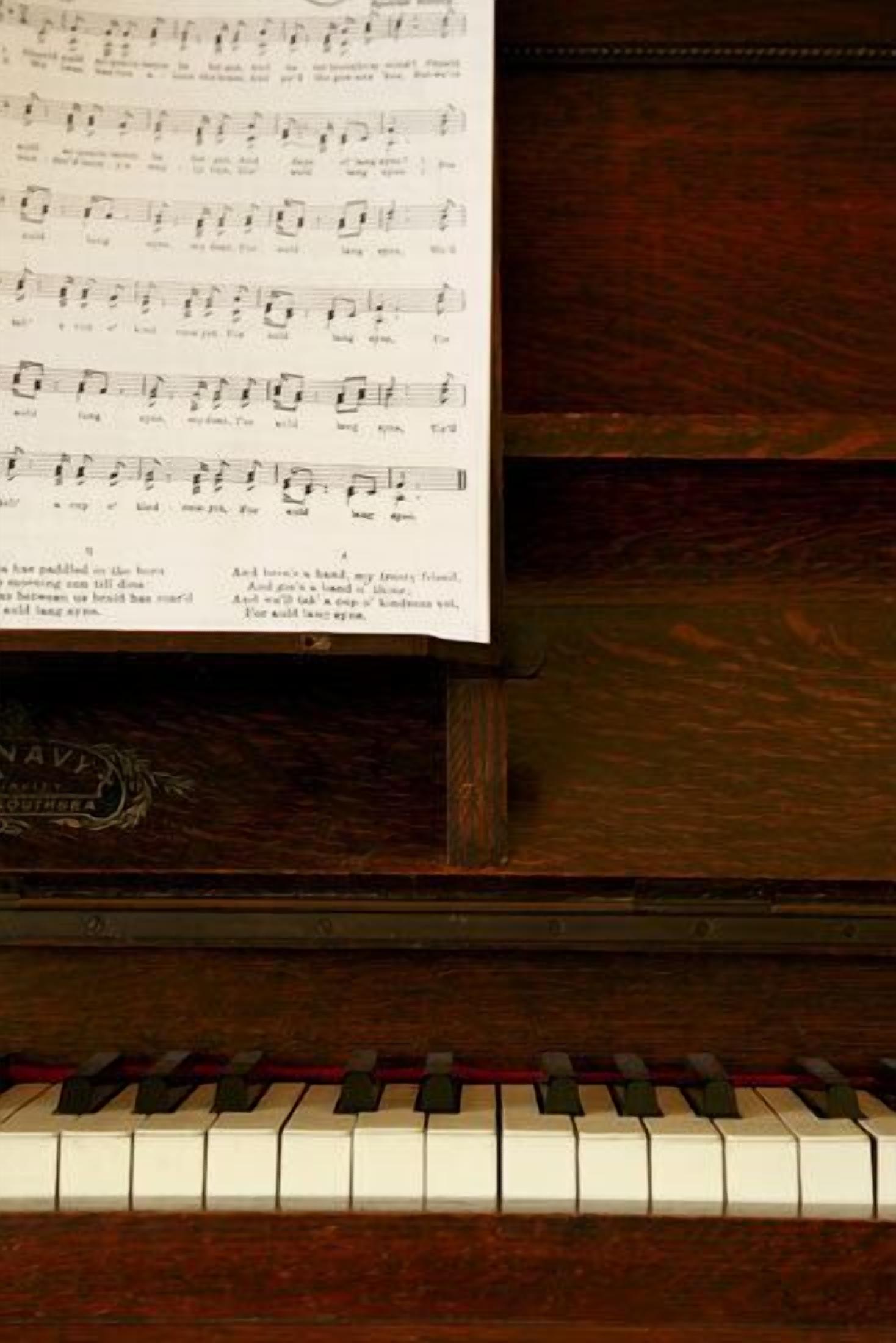 Ein Blatt Musik auf einem Klavier.