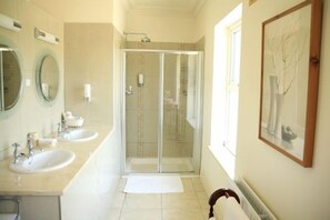 Habitación doble de lujo | Baño | Amenidades de baño gratuitas, secadora de cabello, toallas 