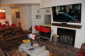 デラックス コンドミニアム 3 ベッドルーム (3 Bathroom) | リビング エリア | 36 インチのテレビ (ケーブル放送視聴可)、暖炉