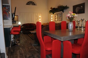 デラックス コンドミニアム 3 ベッドルーム (3 Bathroom) | リビング エリア | 36 インチのテレビ (ケーブル放送視聴可)、暖炉