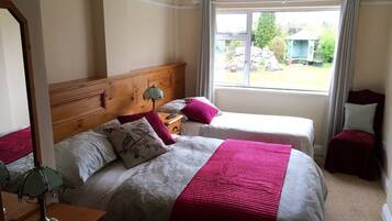 Double Single Ensuite | Individually decorated, iron/ironing board, free WiFi