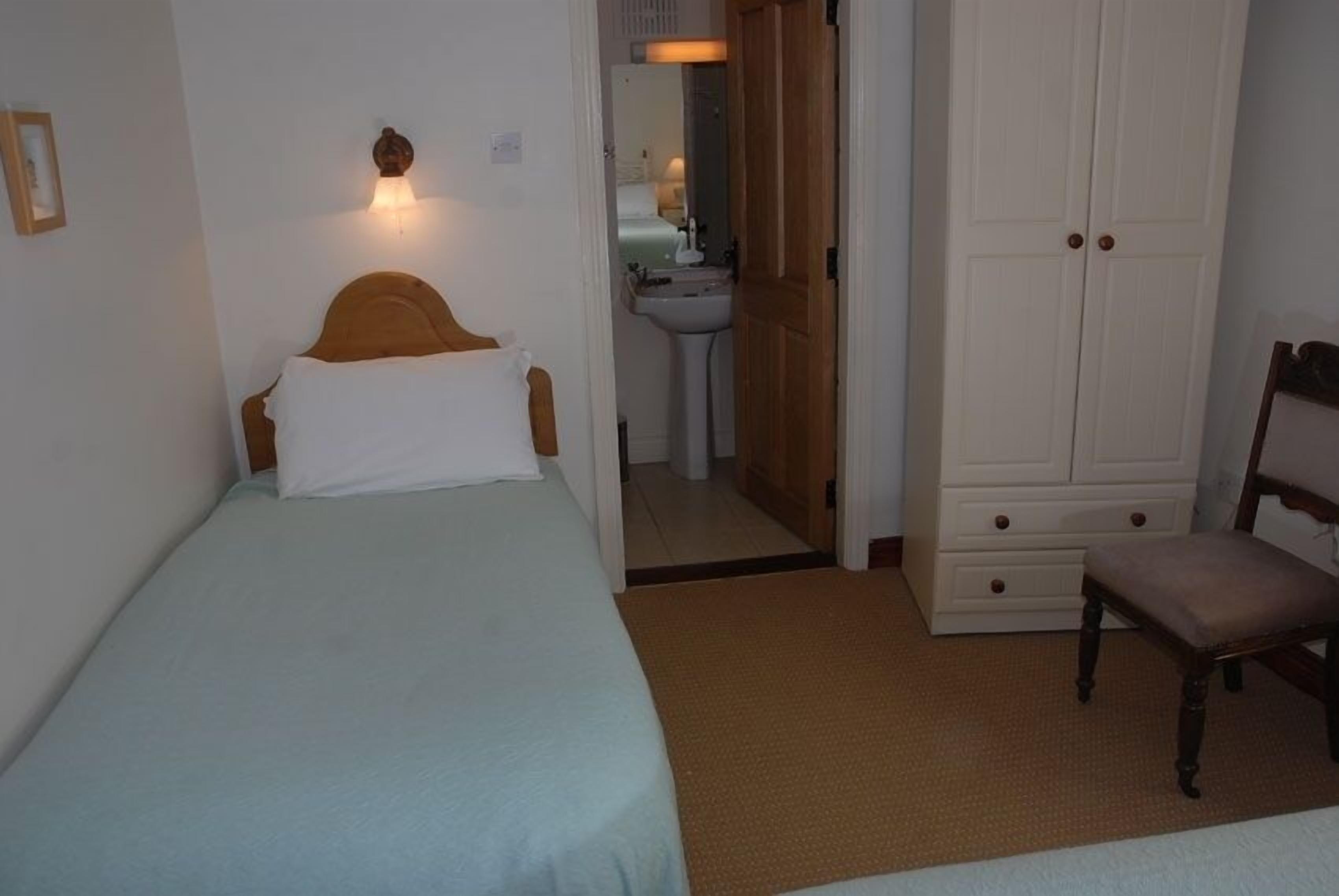 Chambre Triple, salle de bains attenante