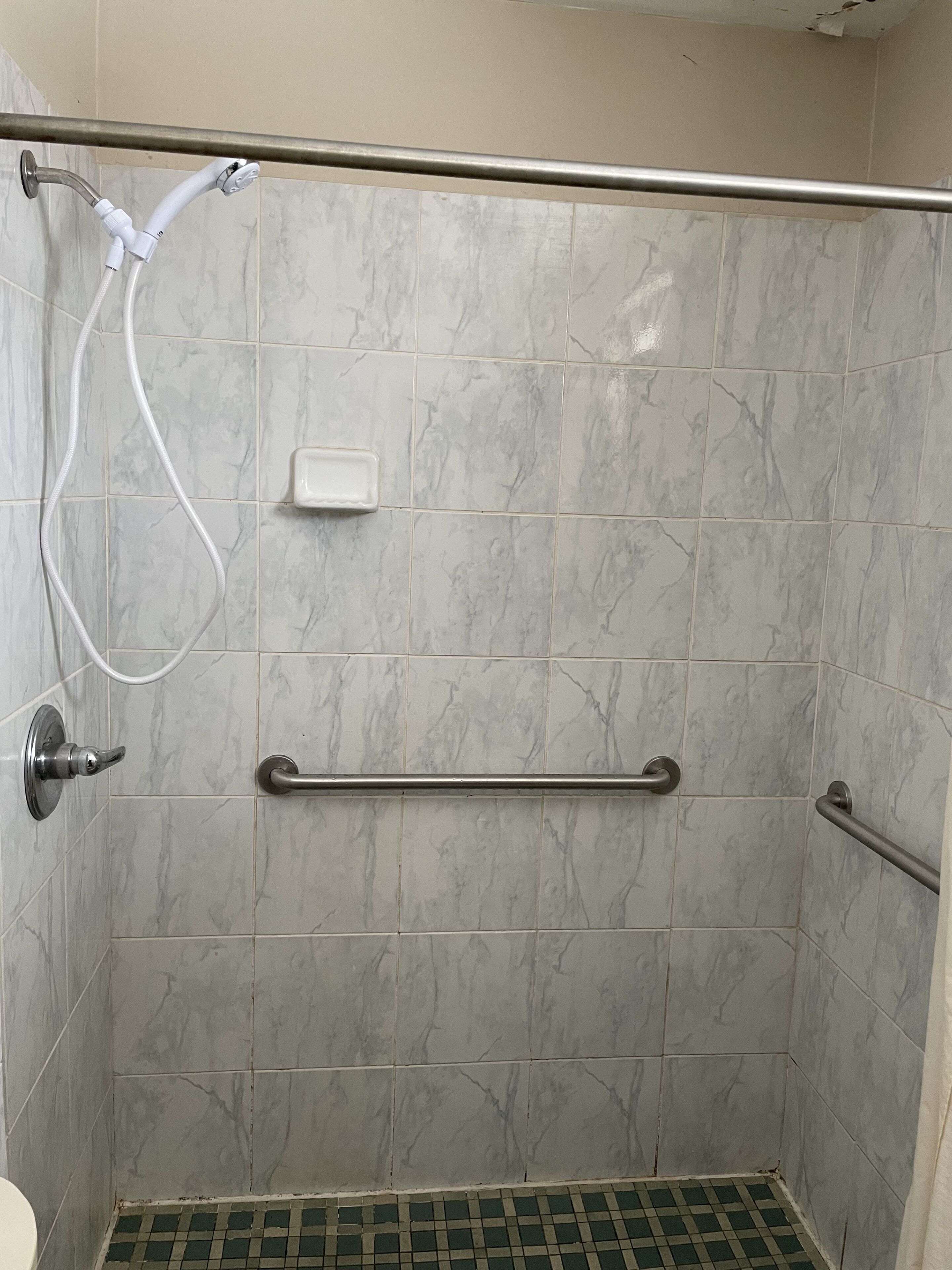 Habitación, 1 cama de matrimonio grande, accesible para personas con discapacidad, fumadores | Baño | Ducha y toallas