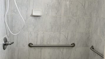 Habitación, 1 cama de matrimonio grande, accesible para personas con discapacidad, fumadores | Baño | Ducha y toallas