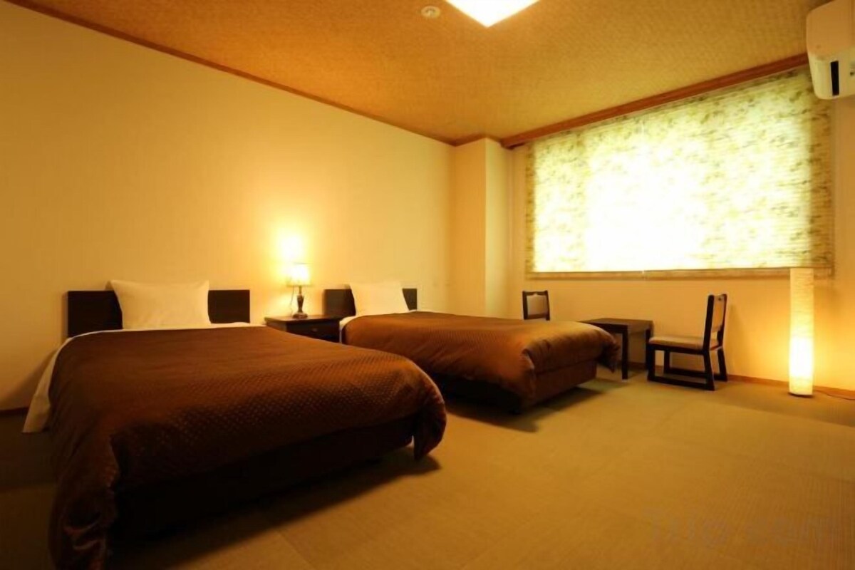 Cofres nos quartos, escrivaninha, cortinas blackout, Wi-Fi de cortesia