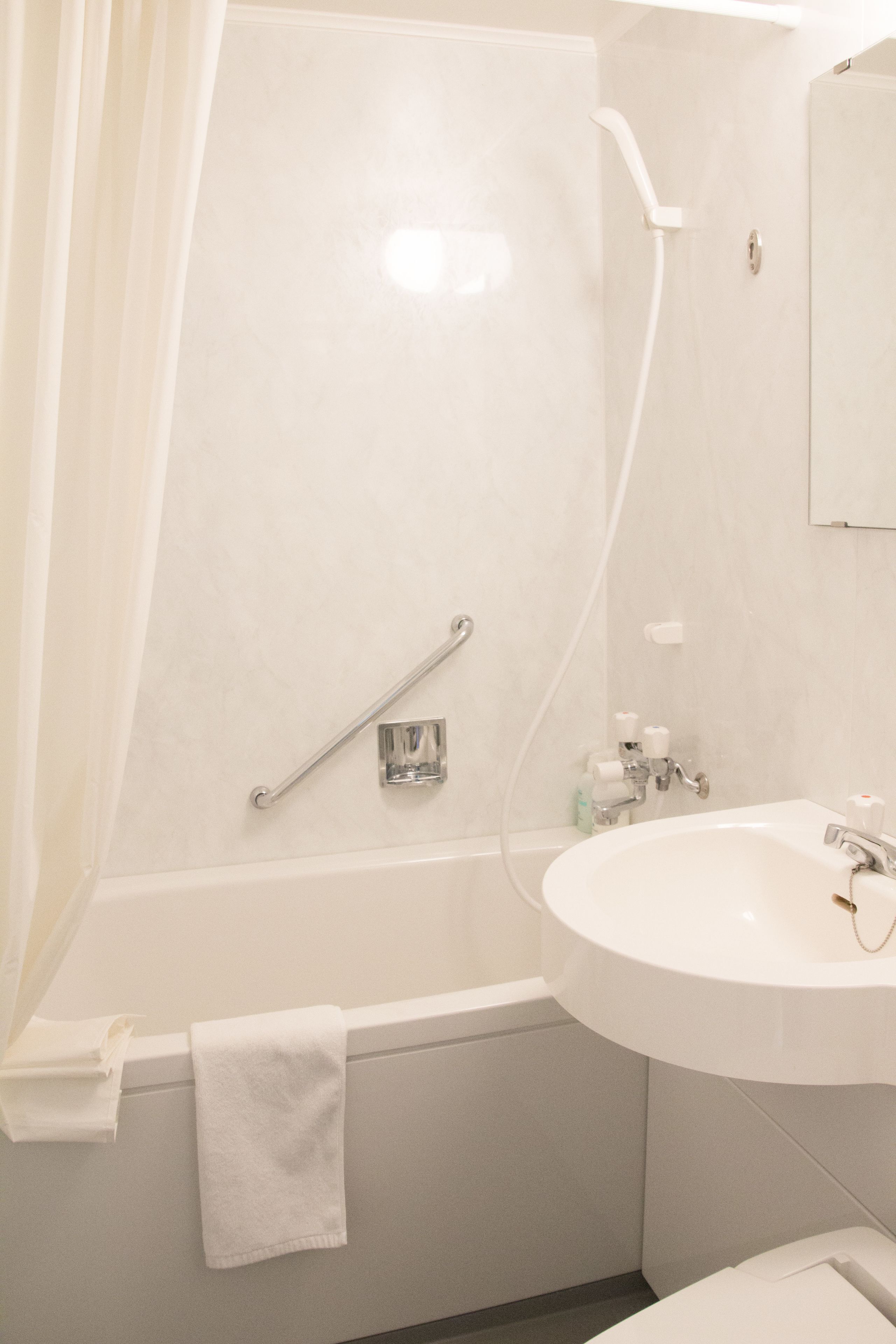 Une salle de bain avec une baignoire, un lavabo et une douche.