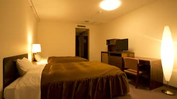 Habitación con 2 camas individuales, para no fumadores | Caja de seguridad en la habitación, escritorio y cortinas blackout