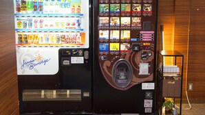 A vending machine with various beverages and snacks, including Nescafé and Black & White coffee. - Hotel AreaOne Fukuyama (Fukuyama)