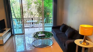 Superior Suite (Superior 1 Bedroom Suite) | Living area | LCD TV
