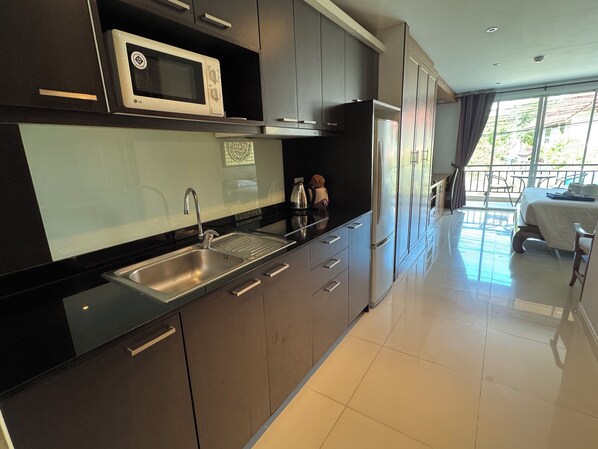 Monolocale Deluxe | Cucina privata | Frigorifero con congelatore, microonde, piano cottura