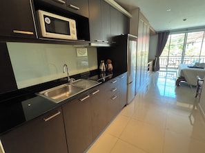 Deluxe Studio | Private kitchen | Full-size fridge, microwave, stovetop, coffee/tea maker - Jomtien Beach Penthouses (Pattaya)