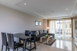 Căn hộ dành cho gia đình (Deluxe 2 Bedroom Apartment) | Khu phòng khách | TV LCD 