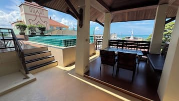 Deluxe Penthouse (3 Bedroom Penthouse with Private Pool) | Terrace/patio