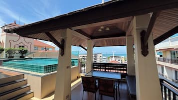 Deluxe Penthouse (3 Bedroom Penthouse with Private Pool) | Terrace/patio