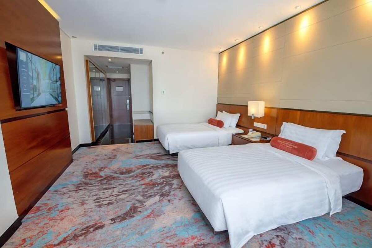 Premium bedding, in-room safe, desk, WiFi (free)