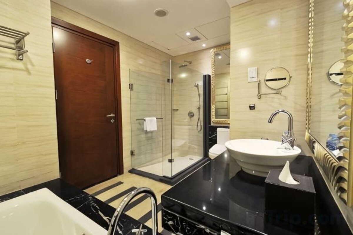 Bathroom | Combined shower/tub, free toiletries, hair dryer, slippers