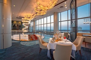 3 restaurants, dinner served, international cuisine