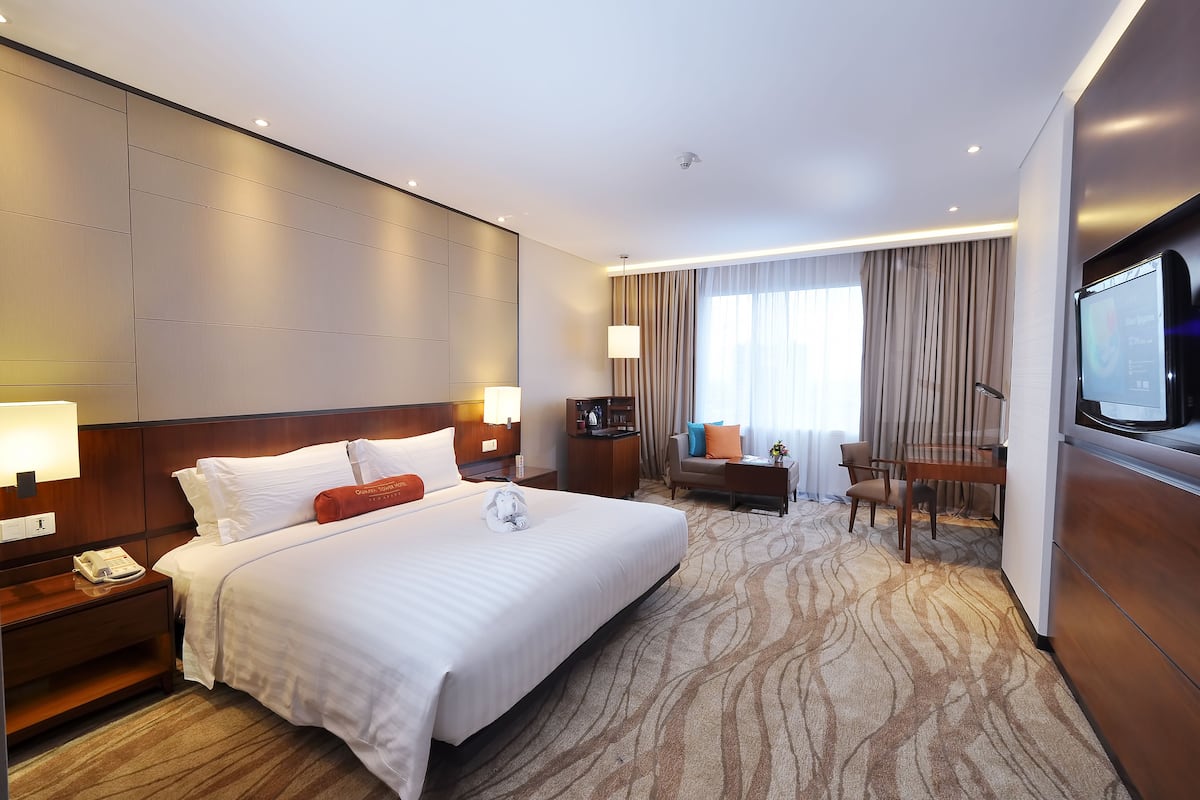 grand deluxe room, 1 king bed | premium bedding, in-room safe, desk, free wifi