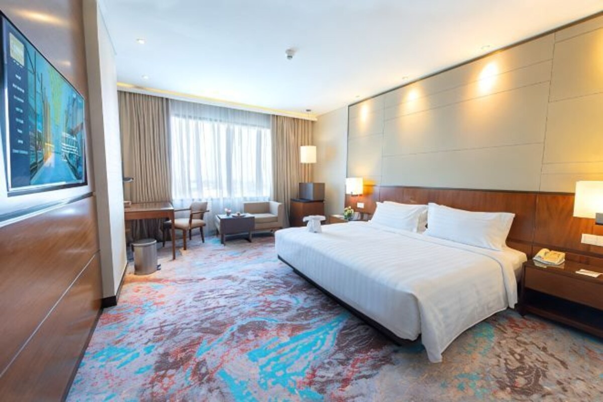 Premium bedding, in-room safe, desk, WiFi (free)