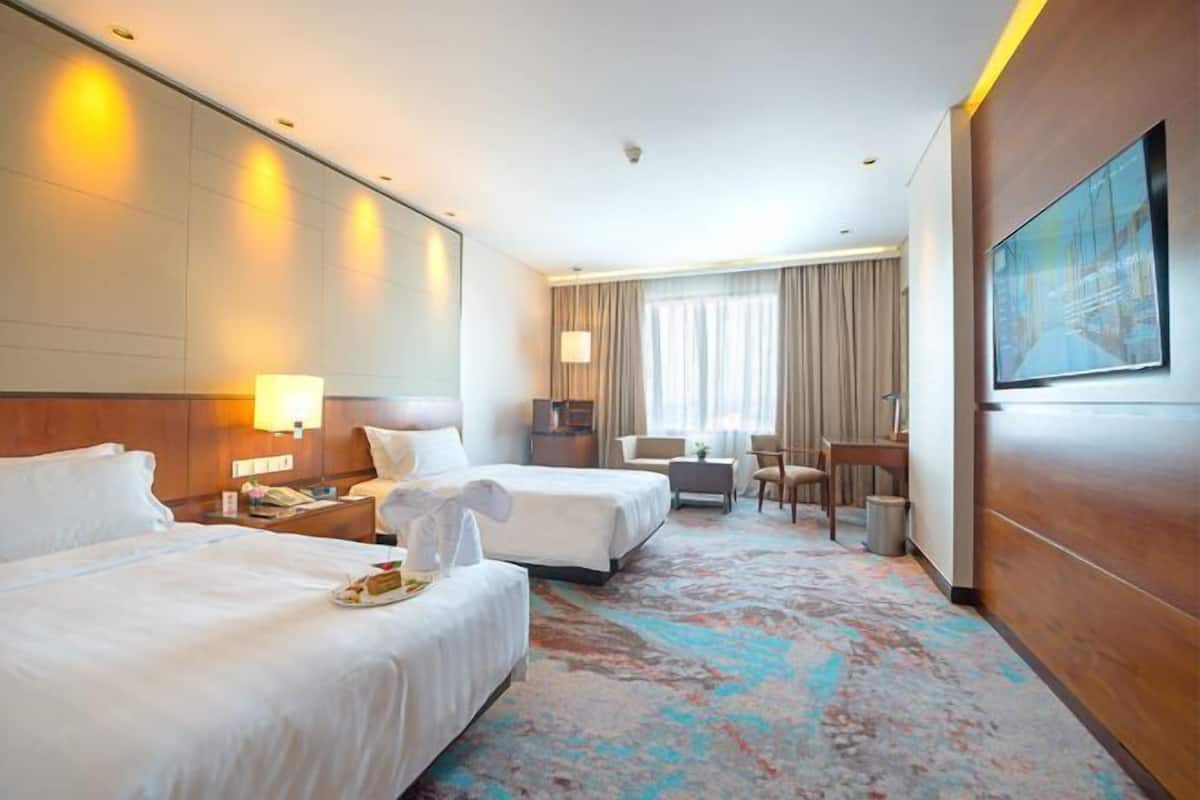 Premium bedding, in-room safe, desk, free WiFi