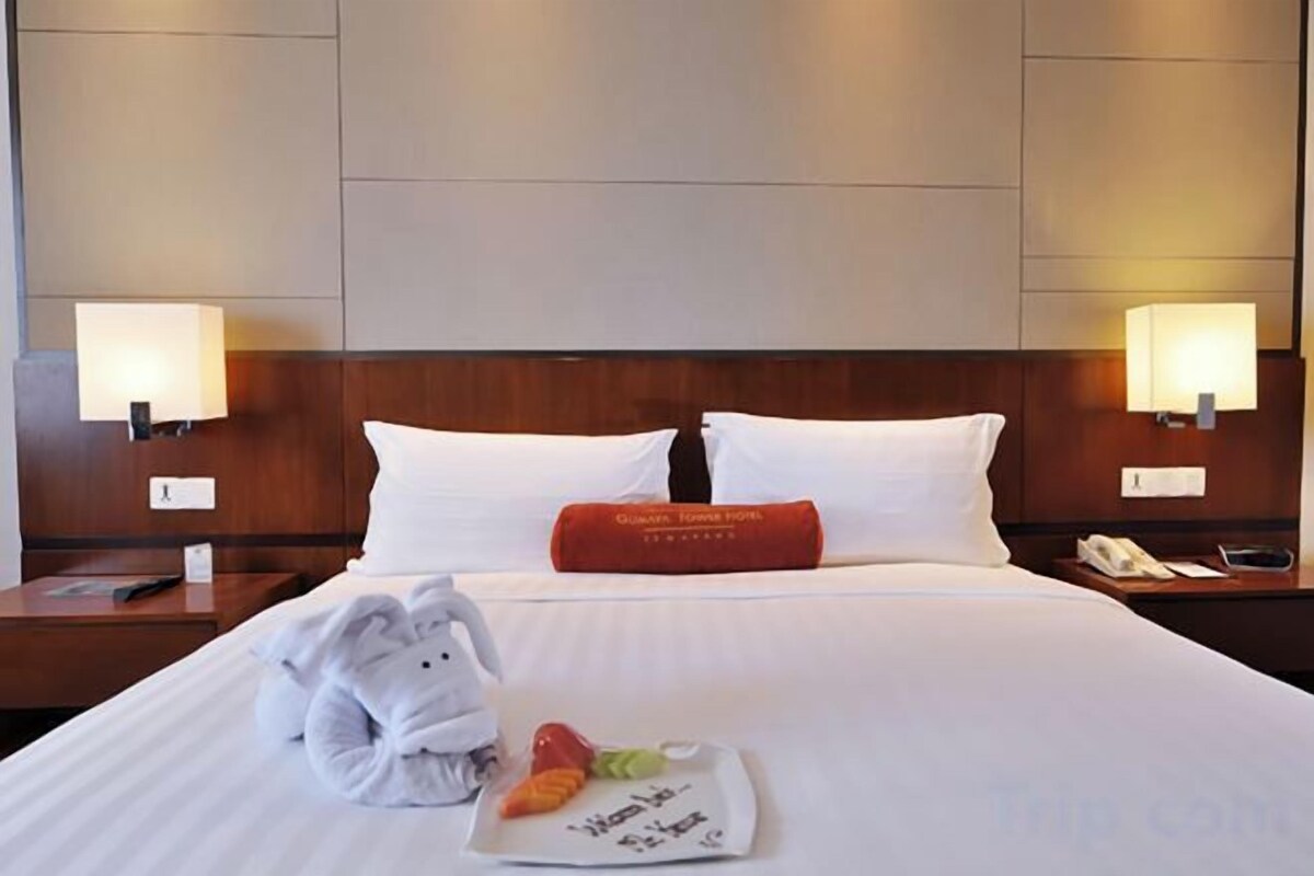 Premium bedding, in-room safe, desk, WiFi (free)