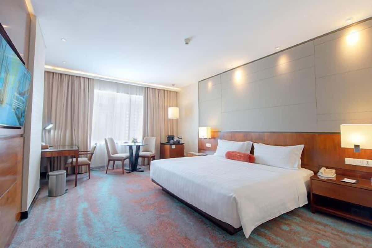 Premium bedding, in-room safe, desk, free WiFi