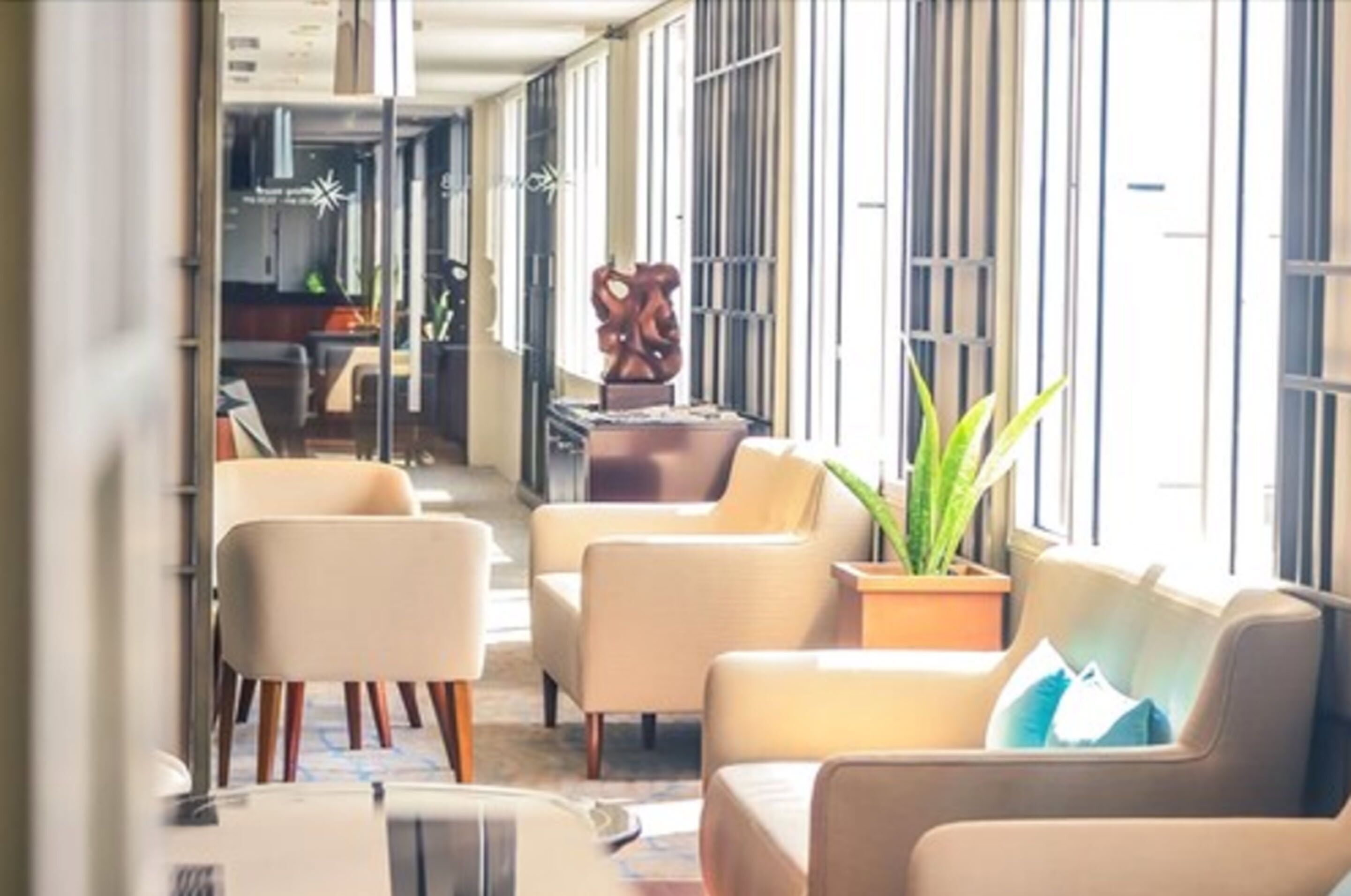 2 bars/lounges, lobby lounge