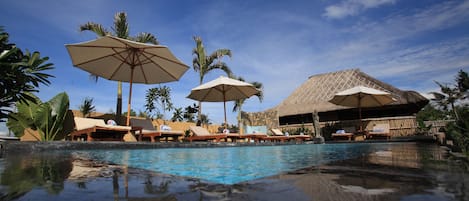 2 piscines extérieures, parasols de plage, chaises longues