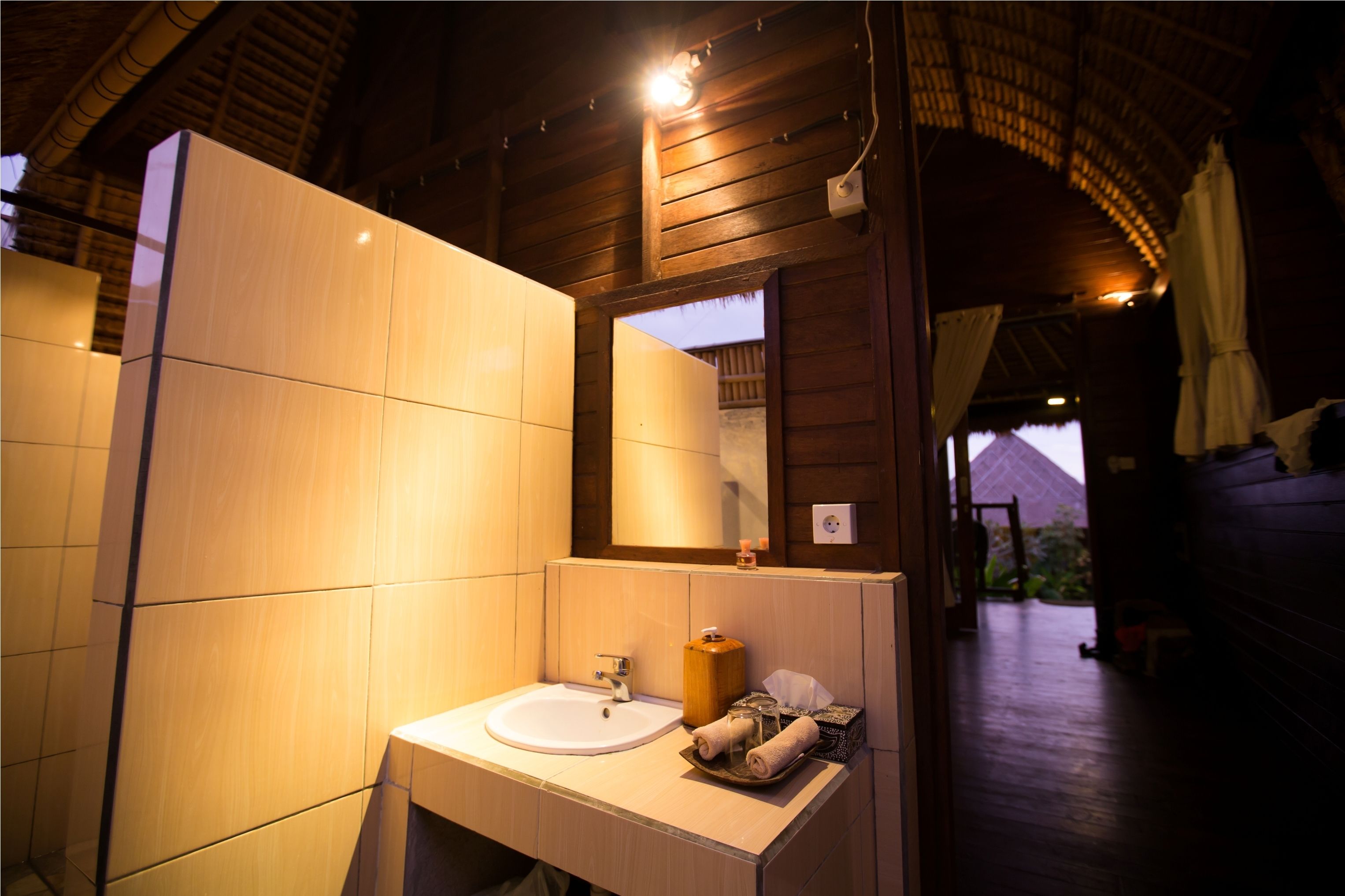deluxe bungalow | bathroom | shower, free toiletries, towels