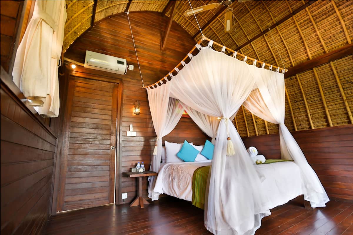 deluxe bungalow | minibar, in-room safe, desk, soundproofing