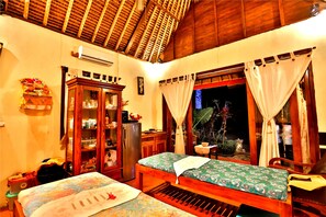 Couples treatment room(s), hot tub, body treatments, aromatherapy - Sunset Coin Lembongan Cottage and Spa (Lembongan Island)