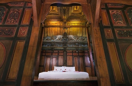 Royal Suite, 1 Queen Bed | Premium bedding, minibar, desk, free WiFi