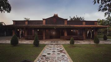 المنشأة من الخارج