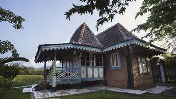 أغطية فراش متميزة وميني بار ومكتب وواي فاي مجانًا