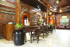 Quầy tiếp tân