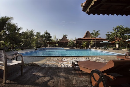 Outdoor pool, pool umbrellas, sun loungers