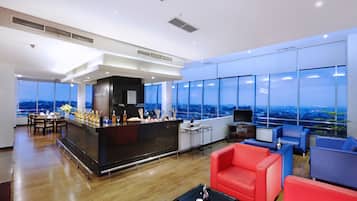 2 bars/lounges, lobby lounge
