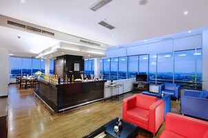 2 bares/lounges, saguão/lounge