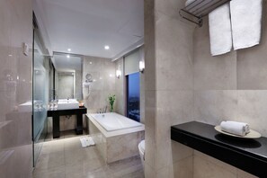 Amenidades de baño gratuitas, batas, pantuflas, toallas 