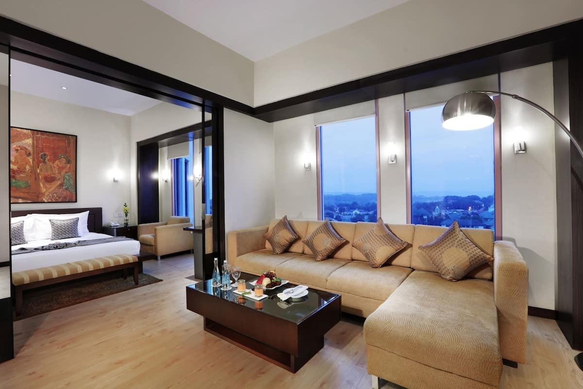 Executive Suite | Living room | 32-inch LCD TV with cable channels, TV