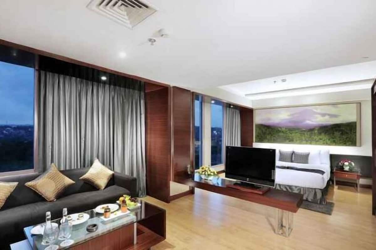 Living area | 32-inch LCD TV with cable channels, TV