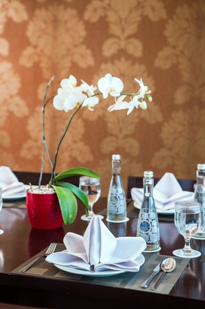 2 restaurants, spécialités Cuisine internationale