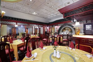 2 restaurants; breakfast, lunch, and dinner served - Grand Candi Hotel (Semarang)