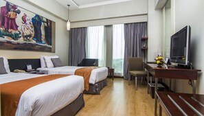 Minibar, caixa forta a l'habitació i escriptori 