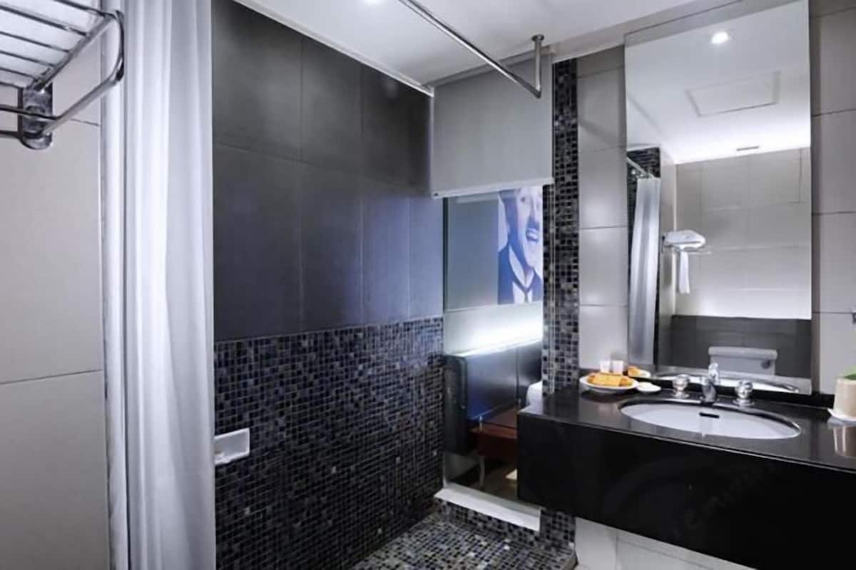 Baño | Artículos de higiene personal gratuitos, albornoces y zapatillas