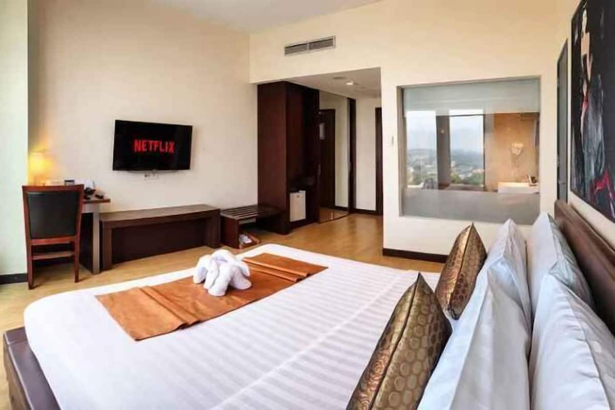 Minibar, caja de seguridad en la habitación y escritorio