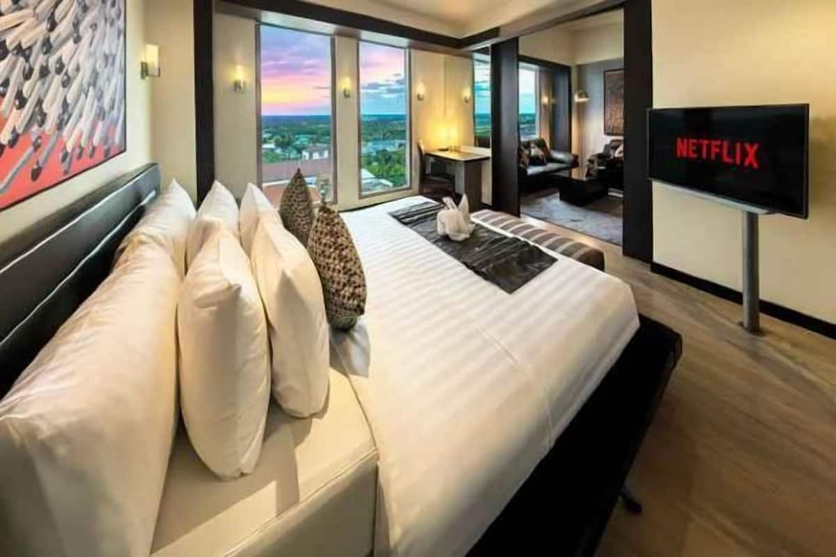 Minibar, caja de seguridad en la habitación y escritorio