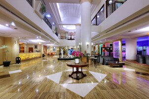 2 か所のバー / ラウンジ、ロビー ラウンジ