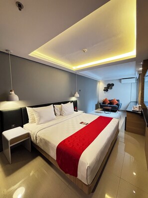 Junior Suite Non Balcony | Free WiFi - @HOM Simpang Lima Semarang (Semarang)